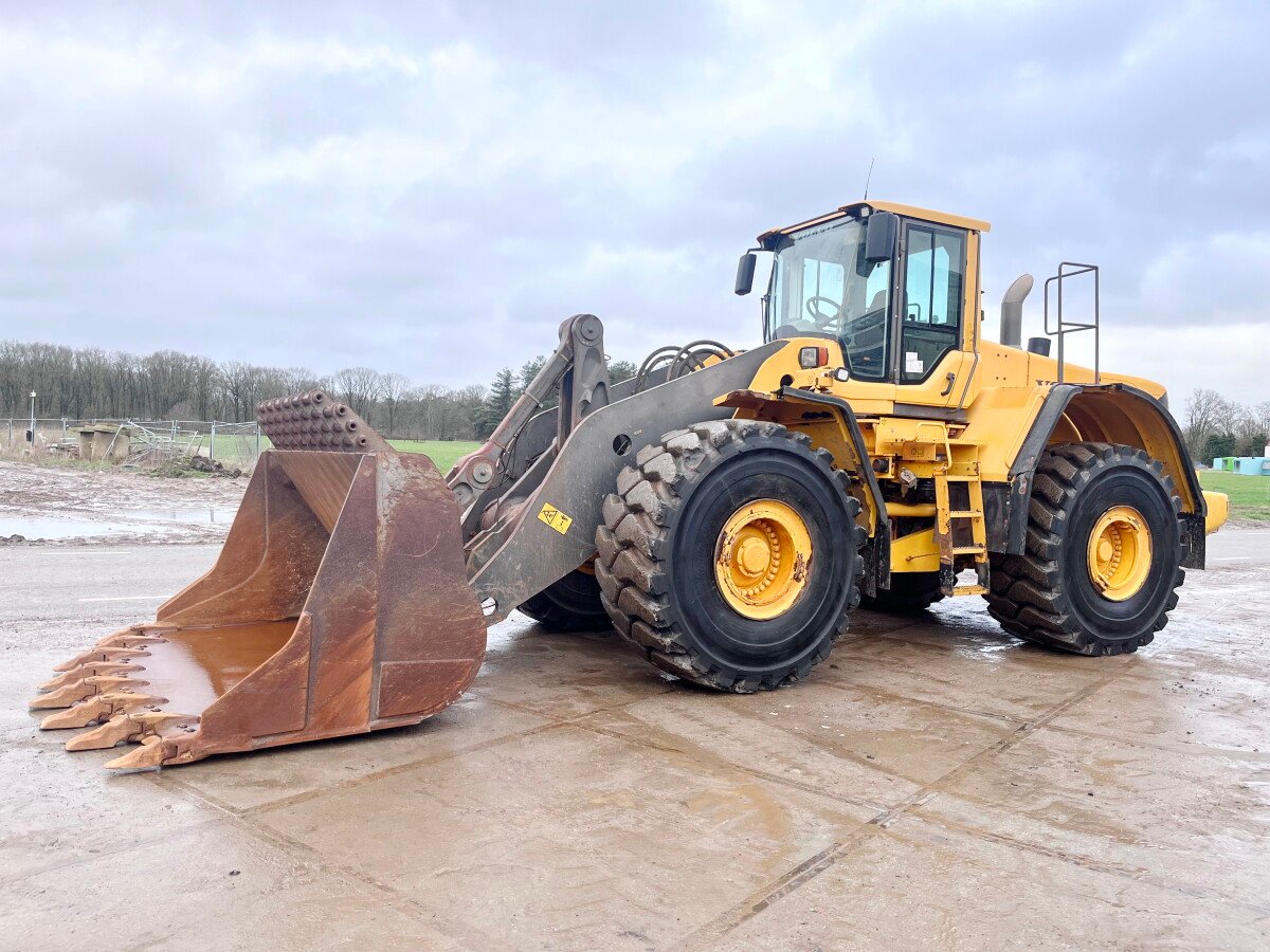 Volvo L220F Used