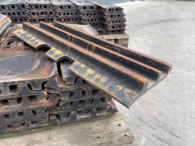 CATERPILLAR 324D 325D 329D 329E SHOES 902604 1 M 1 used heavy machinery Pfeifer Heavy Machinery GmbH