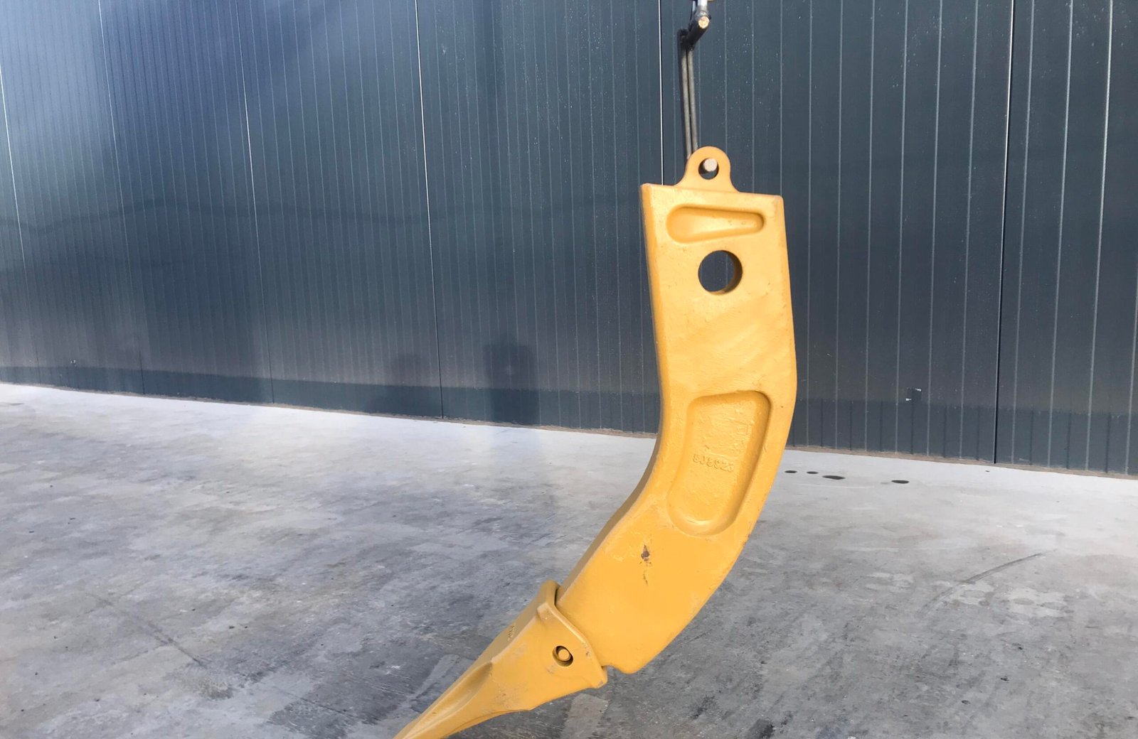 Ripper — Caterpillar — D6H SHANK RIPPER INCL. TIP used machinery Germany